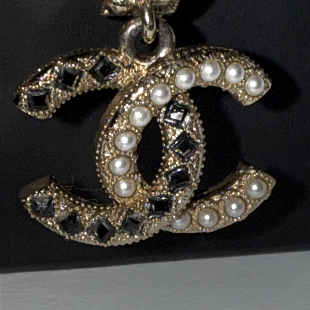 💯AUTH. CHANEL A21 Pearl/Black Crystal Checkered Gold Hoop Earrings w/CC Logo - Picture 4 of 15